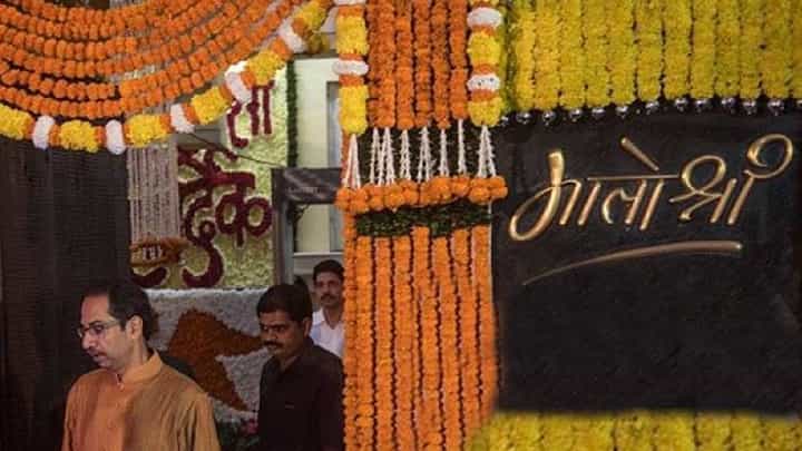 पूर्वी 'मातोश्री'त हिंदुत्व नावाचे पीठ चालायचं, आता तिथे 'मातोश्री' नावाची 'मशीद' झालीय; कुणाची खोचक टीका पूर्वी 'मातोश्री'त हिंदुत्व नावाचे पीठ चालायचं, आता तिथे 'मातोश्री' नावाची 'मशीद' झालीय; कुणाची खोचक टीका