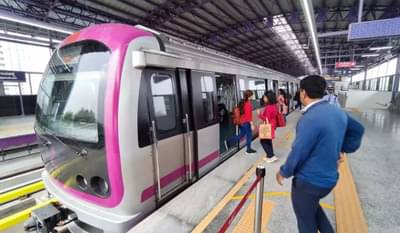 पडलेला मोबाईल उचलण्यासाठी महिलेने मेट्रो ट्रॅकवर मारली उडी अन्...