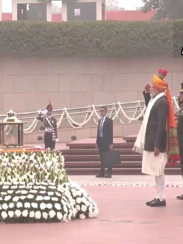 Republic Day: : प्रजासत्ताक दिनानिमित्त राजकीय नेत्यांकडून ठिकठिकाणी ध्वजारोहण