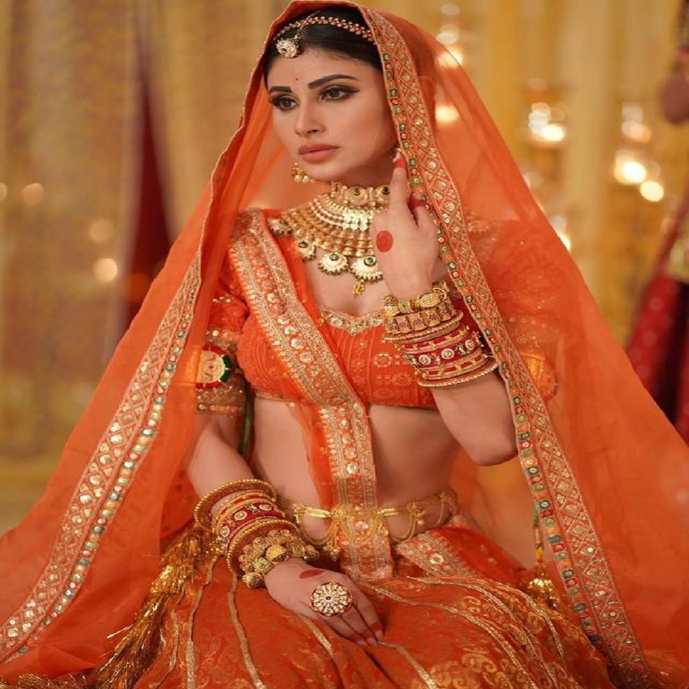 अभिनेत्री मौनी रॉय (Mouni Roy) कायम कोणत्या न कोणत्या कारणामुळे चर्चेत असते. आता अभिनेत्री तिच्या दिलखेच अदांमुळे चर्चेत आली आहे. आता देखील अभिनेत्रीचे काही फोटो सोशल मीडियावर तुफान व्हायरल होत आहेत...