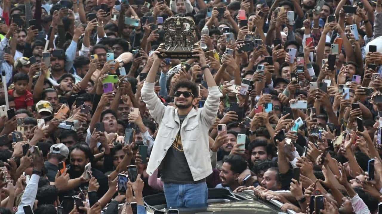 'बिग बॉस 17' विजेता मुनव्वर फारुकीच्या चाहत्याविरोधात एफआयआर दाखल करण्यात आली आहे. बिग बॉस जिंकल्यानंतर मुनव्वरने मुंबईतील डोंगरी भागात रोड शो केला होता. यावेळी बेकायदेशीरपणे ड्रोनचा वापर करण्याची माहिती समोर येत आहे. कोणत्याही परवानगीशिवाय रोड शोमध्ये ड्रोनचा वापर केल्याने मुनव्वरच्या चाहत्याविरोधात एफआयआर दाखल करण्यात आली आहे.