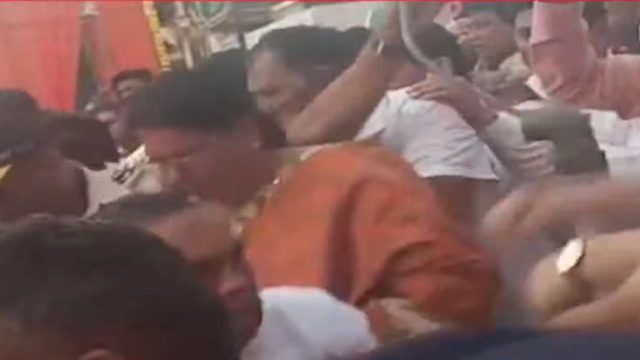 उद्धव ठाकरे यांनी काळाराम मंदिरात पूजा केल्यानंतर ते गोदातीरी गेले. पण गोदाघाटावर यावेळी प्रवेशासाठी शिवसैनिक आणि पोलिसांमध्ये चांगलीच बाचाबाची झाली. 
