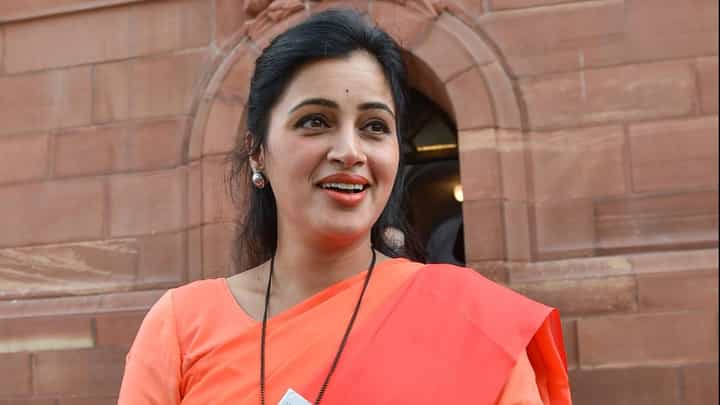 नवनीत राणा सहा महिन्यात जेलमध्ये, प्रकाश आंबेडकर यांच्या दाव्याने खळबळ नवनीत राणा सहा महिन्यात जेलमध्ये, प्रकाश आंबेडकर यांच्या दाव्याने खळबळ