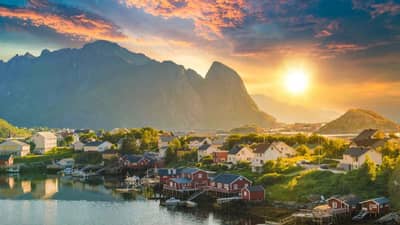 जगातील अशी 4 ठिकाणे, जिथे अनेक महिने मावळत नाही सूर्य