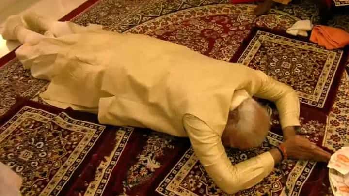 Ayodhya Ram Mandir : कंठ दाटला... ऊर भरून आलं... पंतप्रधान मोदी यांचा जगन्नियंत्याला साष्टांग दंडवत Ayodhya Ram Mandir : कंठ दाटला... ऊर भरून आलं... पंतप्रधान मोदी यांचा जगन्नियंत्याला साष्टांग दंडवत