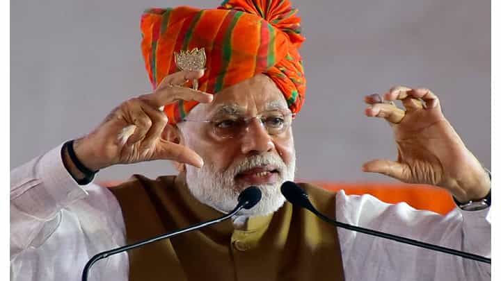 जरीचा फेटा...सोलापुरी चादर अन्... पंतप्रधान नरेंद्र मोदी यांच्या स्वागतासाठी सोलापूर नगरी सजली जरीचा फेटा...सोलापुरी चादर अन्... पंतप्रधान नरेंद्र मोदी यांच्या स्वागतासाठी सोलापूर नगरी सजली
