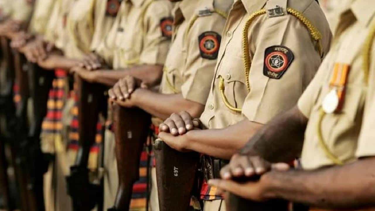 उपायुक्तांसह अधिकाऱ्यांकडून बलात्कार, महिला पोलिसांच्या ‘लेटरबॉम्ब’मुळे पोलीस दलात खळबळ उपायुक्तांसह अधिकाऱ्यांकडून बलात्कार, महिला पोलिसांच्या ‘लेटरबॉम्ब’मुळे पोलीस दलात खळबळ