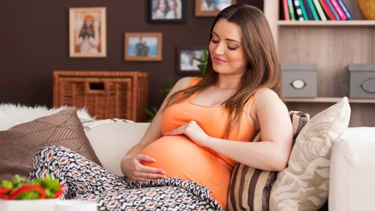 गरोदरपणात महिलांनी 4 पदार्थ खाणं टाळा, आई आणि बाळ दोघांचंही होऊ शकतं नुकसान