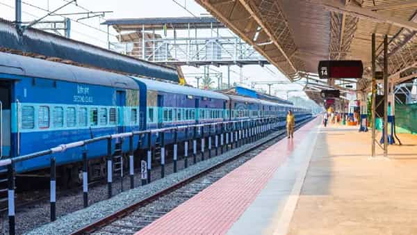 रेल्वे विभागात नोकरी करण्याची मोठी संधी ही तुमच्याकडे आहे. विशेष म्हणजे विविध पदांसाठी ही भरती प्रक्रिया सुरू आहे. इच्छुकांनी लगेचच या भरती प्रक्रियेसाठी अर्ज करावा.