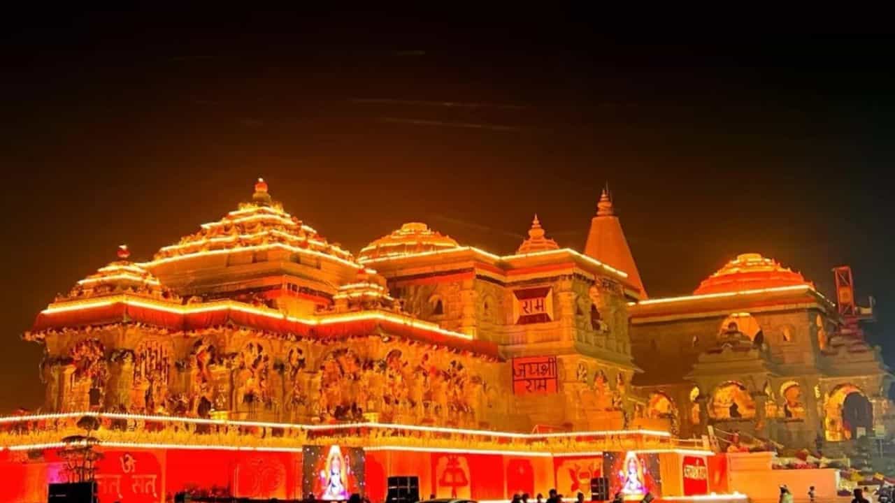 प्रभु की कृपा भयऊ सब काजु...म्हणजेच प्रभू रामाची कृपा झाल्यावर सर्व कार्य पाडतात. आज सुमारे ५०० वर्षांची प्रतिक्षा संपणार आहे. सोमवारी श्रीरामलल्ला आपल्या भव्य दिव्य मंदिरात विराजमान होणार आहेत. पंतप्रधान नरेंद्र मोदी साधू संतांसोबत रामलल्लाची प्राणप्रतिष्ठा करणार आहे.