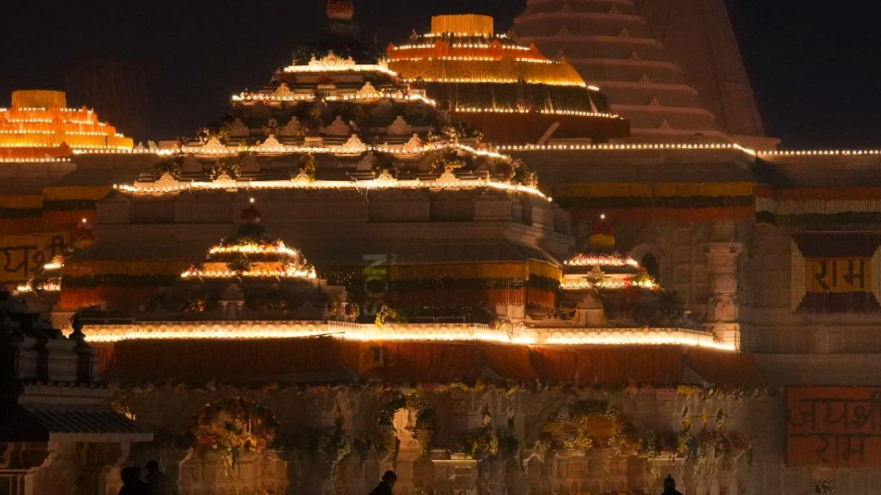 अयोध्या नगरी हजारों क्विंटल फुलांनी नववधूसारखी सजवण्यात आली आहे. फक्त अयोध्याच नव्हे तर देशभरातील मंदिरांमध्ये सजावट करण्यात आली आहे. विविध कार्यक्रमाचे आयोजन करण्यात आले आहे. भजन, कीर्तन, राम चरित मानस पठण अन् अन्य धार्मिक कार्यक्रम होणार आहे. 