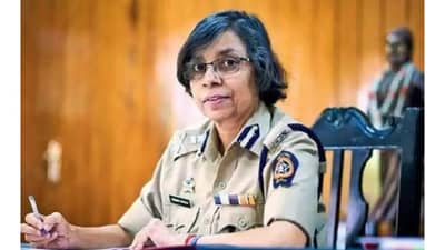 MLA Disqualification Case | पोलीस महासंचालक रश्मी शुक्ला फडणवीसांच्या सागर बंगल्यावर, निकालाआधी हालचाली वाढल्या