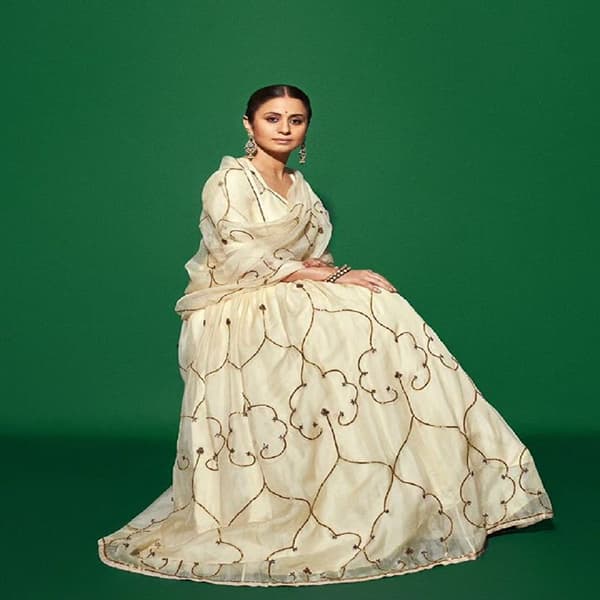 मिर्झापूर (Mirzapur) या प्रसिध्द वेब सिरिजमध्ये रसिका दुगलने (Rasika Dugal) बीनाची भूमिका साकारली होती. पत्नीच्या भूमिकेतून रसिकाने बदला घेणाऱ्याची भूमिका साकारली होती.