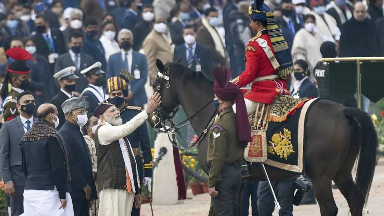 Republic Day 2024 | भारताच्या राष्ट्रपतींना एस्कॉर्ट करणारे घोडेस्वार कोण असतात? प्रेसिडेंट बॉडीगार्ड युनिटसाठी निवड कशी होते? Republic Day 2024 | भारताच्या राष्ट्रपतींना एस्कॉर्ट करणारे घोडेस्वार कोण असतात? प्रेसिडेंट बॉडीगार्ड युनिटसाठी निवड कशी होते?