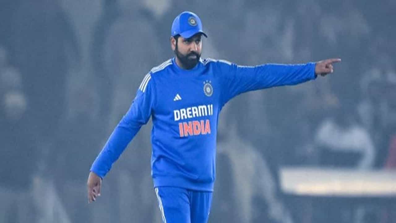 टीम इंडियाचा कॅप्टन रोहित शर्मा 11 जानेवारी रोजी अफगाणिस्तान विरुद्धच्या पहिल्या टी 20 सामन्यात मोहालीत झिरोवर आऊट झाला. सामन्यातील दुसऱ्या डावामधील दुसऱ्याच बॉलवर रोहित आऊट झाला. मात्र यानंतरही रोहितने खास शतक ठोकलं.