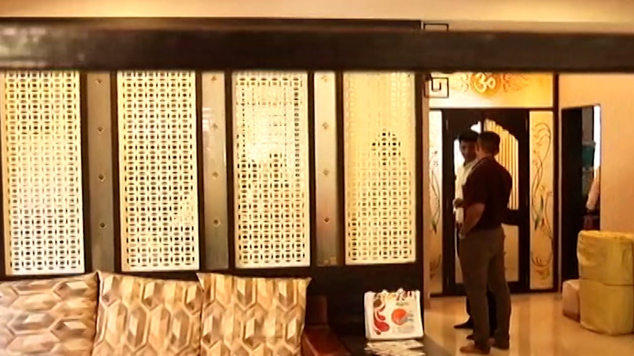 उद्धव ठाकरे यांना धक्का, महत्त्वाच्या व्यक्तीच्या घरी ACB ची टीम पोहचली