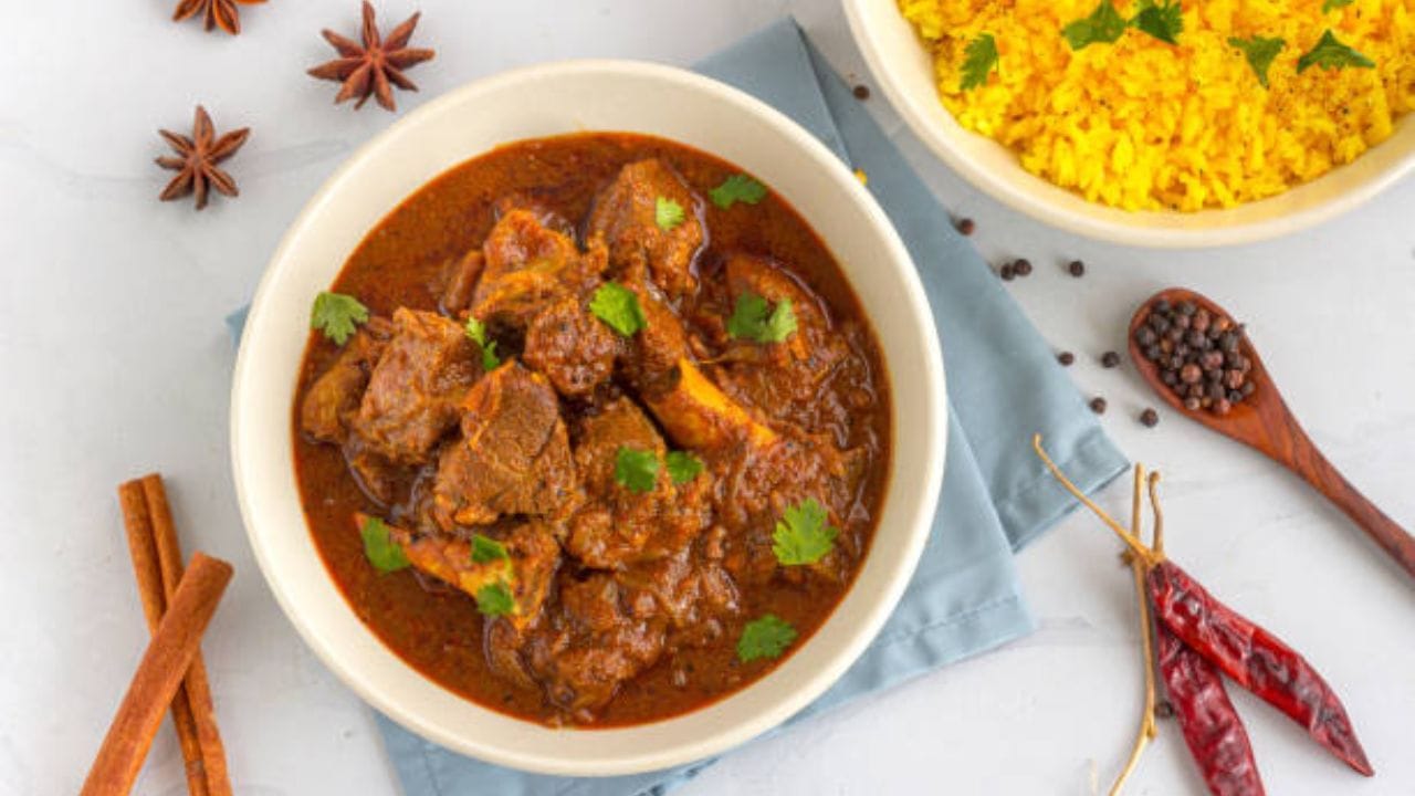 लाल मिरचीमध्ये व्हिटॅमिन सी, बी-व्हिटॅमिन आणि अँटी-ऑक्सिडंट्स असतात. यामुळे आपल्या शरीराची रोगप्रतिकारक शक्ती वाढण्यास मदत होते.