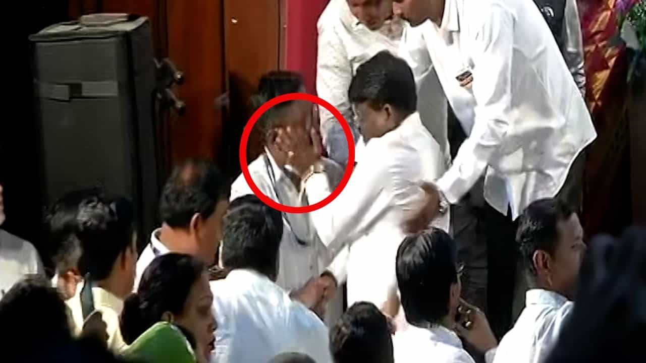 अजितदादांसमोर भाजप आमदाराची भाईगिरी, थेट पोलीस कर्मचाऱ्याच्या कानाखाली लगावली अन्... बघा व्हिडीओ