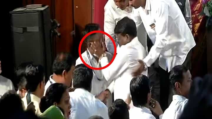 अजितदादांसमोर भाजप आमदाराची भाईगिरी, थेट पोलीस कर्मचाऱ्याच्या कानाखाली लगावली अन्... बघा व्हिडीओ अजितदादांसमोर भाजप आमदाराची भाईगिरी, थेट पोलीस कर्मचाऱ्याच्या कानाखाली लगावली अन्... बघा व्हिडीओ