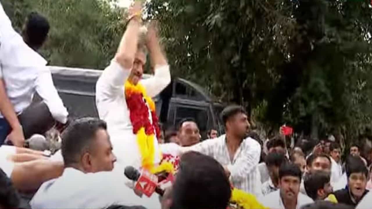 सुनील केदार यांची जेलमधून सुटका अन् कार्यकर्त्यांचा मोठा जल्लोष, काय आहे प्रकरण? सुनील केदार यांची जेलमधून सुटका अन् कार्यकर्त्यांचा मोठा जल्लोष, काय आहे प्रकरण?