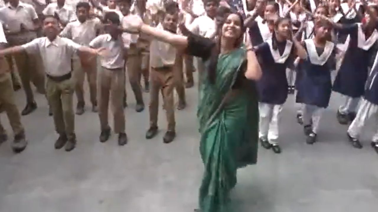 'भारत का बच्चा बच्चा' गाण्यावर नागपूरच्या शिक्षिकेचा जबरदस्त डान्स