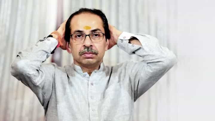 पक्ष वाचवायचा की आमदार? उद्धव ठाकरे यांच्यापुढे धर्मसंकट; आणखी एका आमदाराच्या घरावर धाड पक्ष वाचवायचा की आमदार? उद्धव ठाकरे यांच्यापुढे धर्मसंकट; आणखी एका आमदाराच्या घरावर धाड