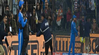 Virat Kohli | स्टेडिअममध्ये घुसून विराट कोहलीला मिठी... त्या चाहत्याचीच सर्वत्र चर्चा !