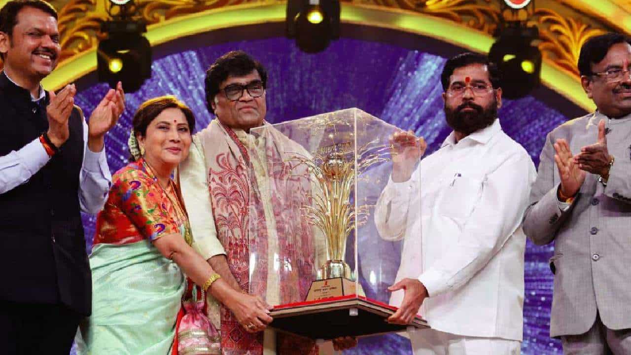 ज्येष्ठ अभिनेते अशोक सराफ यांना गुरुवारी मुख्यमंत्री एकनाथ शिंदे यांच्या हस्ते 'महाराष्ट्र भूषण' पुरस्काराने सन्मानित करण्यात आलं. यावेळी उपमुख्यमंत्री देवेंद्र फडणवीस, सांस्कृतिक कार्यमंत्री सुधीर मुनगंटीवार तसंच अशोक सराफ यांच्या पत्नी आणि अभिनेत्री निवेदित सराफ उपस्थित होत्या.