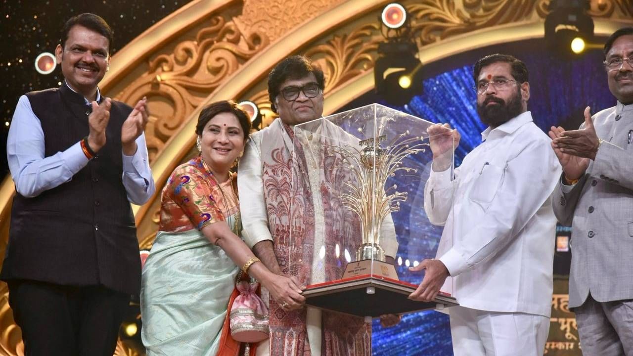 अशोक सराफ यांना मुख्यमंत्री एकनाथ शिंदेंच्या हस्ते महाराष्ट्र भूषण पुरस्कार प्रदान अशोक सराफ यांना मुख्यमंत्री एकनाथ शिंदेंच्या हस्ते महाराष्ट्र भूषण पुरस्कार प्रदान