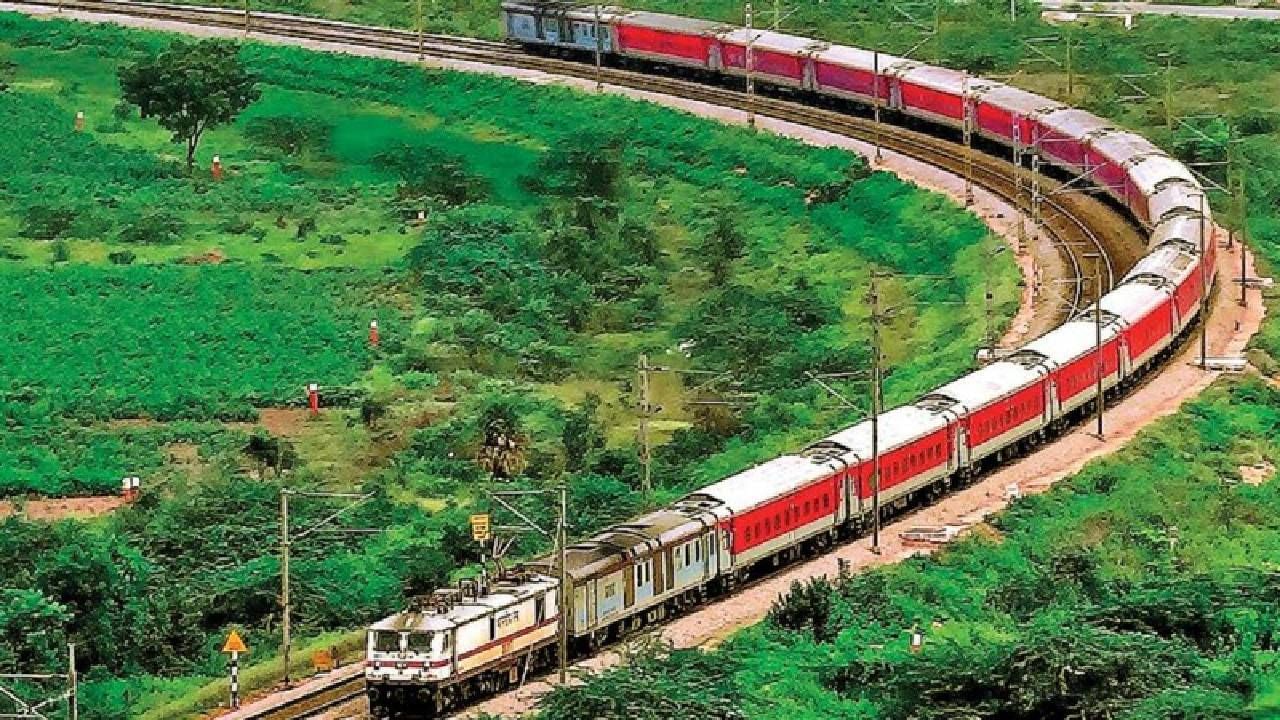Indian Railway | एकदम अनोखी ट्रेन! नाव तेच, नंबरही तोच, मार्गही तोच, पण धावते तीन ठिकाणांहून