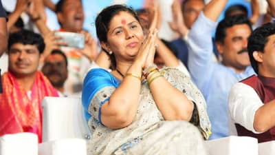 विधानसभा नव्हे भाजपकडून पंकजा मुंडेंसाठी नवा पर्याय?; धनंजय मुंडे पंकजा यांचे स्टार प्रचारक?