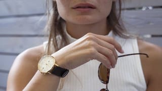 शुभ प्रसंगी काळ्या रंगाचं घड्याळ घालणं का मानलं जातं अशुभ?