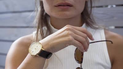 शुभ प्रसंगी काळ्या रंगाचं घड्याळ घालणं का मानलं जातं अशुभ?