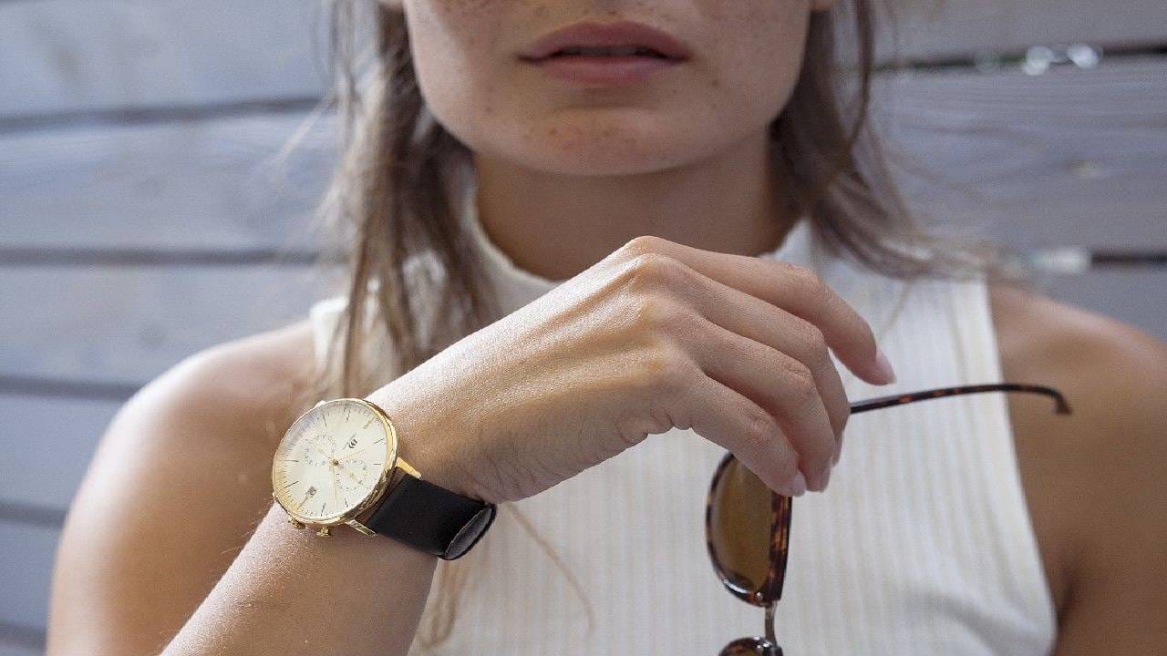 शुभ प्रसंगी काळ्या रंगाचं घड्याळ घालणं का मानलं जातं अशुभ? शुभ प्रसंगी काळ्या रंगाचं घड्याळ घालणं का मानलं जातं अशुभ?