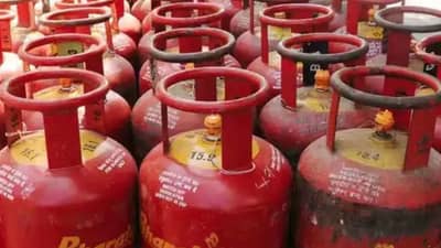 LPG Price : महिला दिनी मोदींकडून मोठं गिफ्ट! सिलेंडरच्या किंमती ‘इतक्या’ रुपयांनी कमी