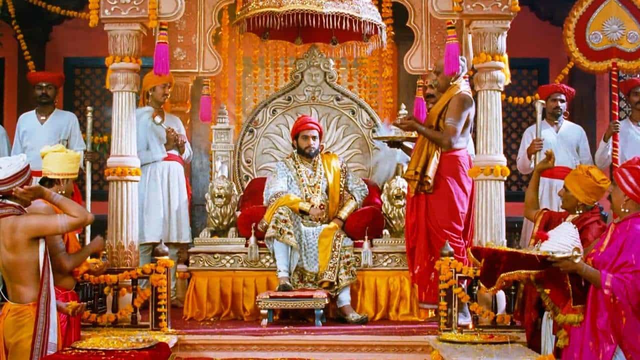 छत्रपती संभाजी महाराजांच्या पराक्रमाला आणि बलिदानाला जगाच्या इतिहासात तोड नाही. संकटाला निर्भीडपणे सामोरं जात पराक्रमाच्या जोरावर अल्प काळात त्यांनी मराठा साम्राज्याचा विस्तार आणि संरक्षण केलं.