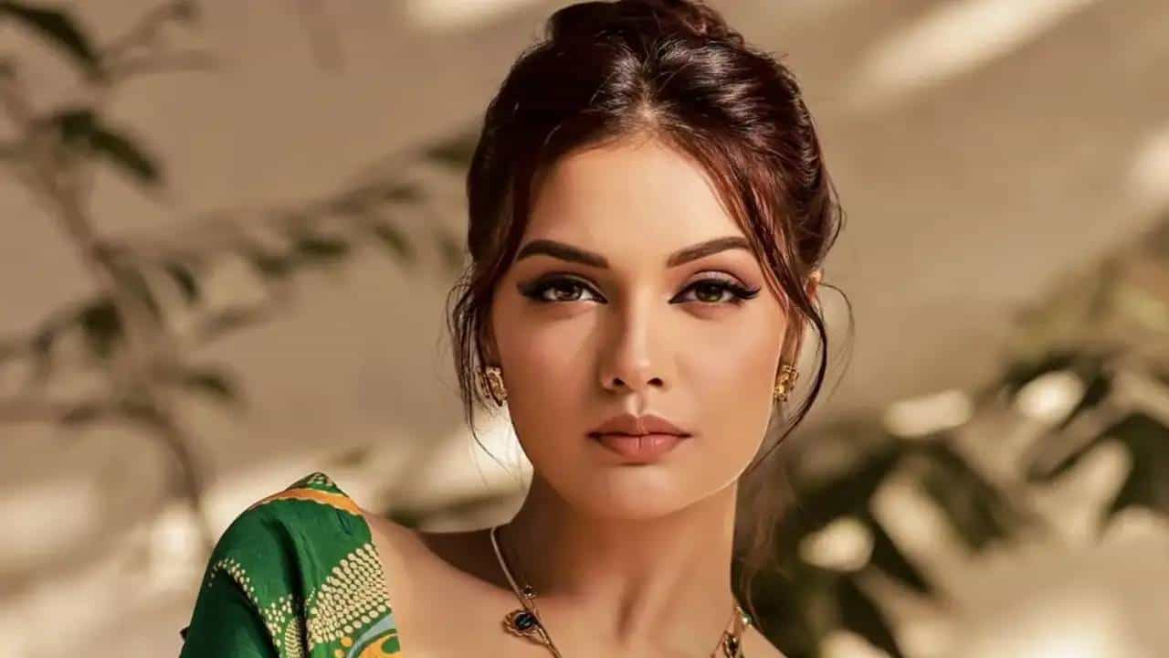 दिव्या अग्रवाल ही गेल्या काही दिवसांपासून सतत चर्चेत आहे. दिव्या अग्रवाल हिचे नुकताच लग्न झालंय. दिव्या अग्रवाल हिच्या लग्नातील अनेक फोटो आणि व्हिडीओ व्हायरल होताना दिसले.