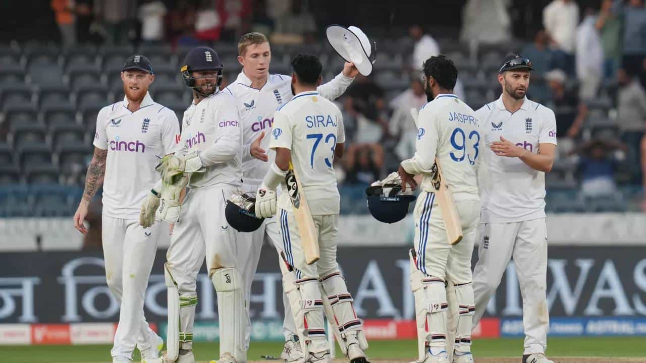 भारत इंग्लंड यांच्यात अजून कसोटी सामने शिल्लक आहेत. तिन्ही कसोटी सामने वर्ल्ड टेस्ट चॅम्पियनशिपच्या दृष्टीने महत्त्वाचे आहेत. पण उर्वरित तीन कसोटी सामन्यापूर्वी इंग्लंडला धक्का बसला आहे. अनुभवी फिरकीपटू पहिल्या कसोटी सामन्यात जखमी झाला होता. त्यामुळे दुसऱ्या कसोटीत खेळला नाही. आता मालिकेतून आऊट झाला आहे.