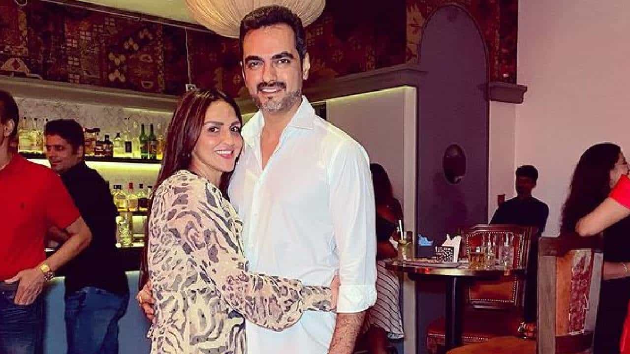 धर्मेंद्र आणि हेमा मालिनी यांची मुलगी ईशा देओलने लग्नाच्या 11 वर्षांनंतर पती भरत तख्तानीला घटस्फोट दिला आहे. परस्पर संमतीने विभक्त होत असल्याचं तिने स्पष्ट केलं आहे. ईशा आणि भरत हे एकमेकांना लहानपणापासून ओळखतात. त्यामुळे या दोघांमध्ये नेमकं कुठे बिनसलं, असा प्रश्न नेटकऱ्यांना पडला आहे.
