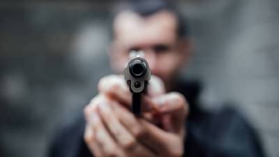 पुण्यात दिवसाढवळ्या राडा, गाडीला कट मारला म्हणून ‘त्यानं’ थेट काढली पिस्तुल अन्…