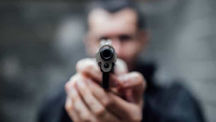 पुण्यात दिवसाढवळ्या राडा, गाडीला कट मारला म्हणून 'त्यानं' थेट काढली पिस्तुल अन्... पुण्यात दिवसाढवळ्या राडा, गाडीला कट मारला म्हणून 'त्यानं' थेट काढली पिस्तुल अन्...