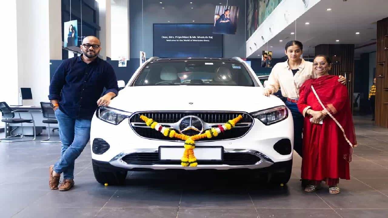 शाहरुख खान सोबतच्या 'चेन्नई एक्सप्रेस'मधील आयटम साँगमुळे ओळख मिळालेल्या अभिनेत्रीने नवीन लग्जरी कार विकत घेतलीय. तिच्याकडे आधीपासूनच आलिशान कार्स आहेत.