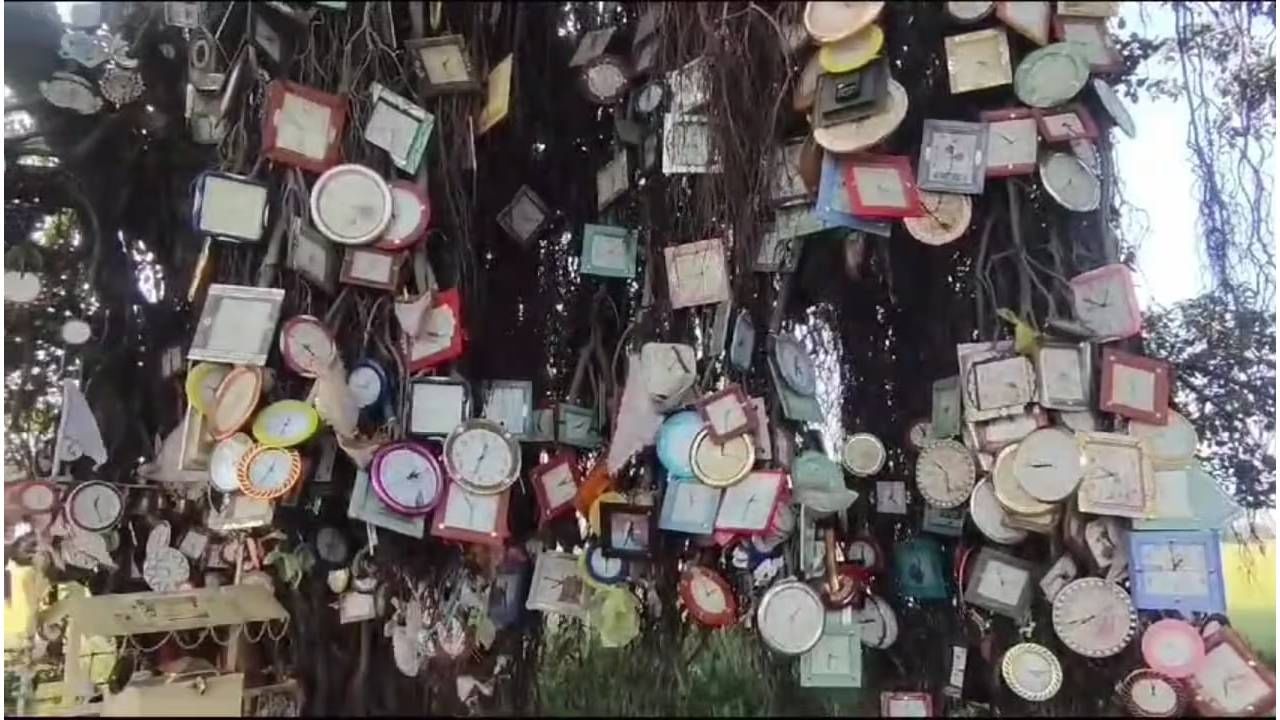 भारतातील एक असे मंदिर जेथे देवाला अर्पण केले जाते घड्याळ, होतात सर्व मनोकामना पूर्ण भारतातील एक असे मंदिर जेथे देवाला अर्पण केले जाते घड्याळ, होतात सर्व मनोकामना पूर्ण