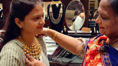 Gold Silver Rate Today | चांदी चमकली; सोन्यात किंचित घसरण, खिशाला नाही मोठी झळ