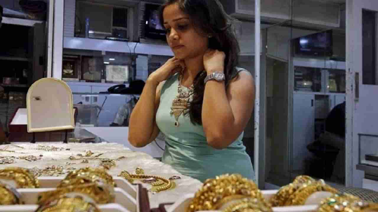 Gold Silver Rate Today | सोने पण घसरले, चांदीत पण पडझड, खरेदीदारांची बाजारात वर्दळ