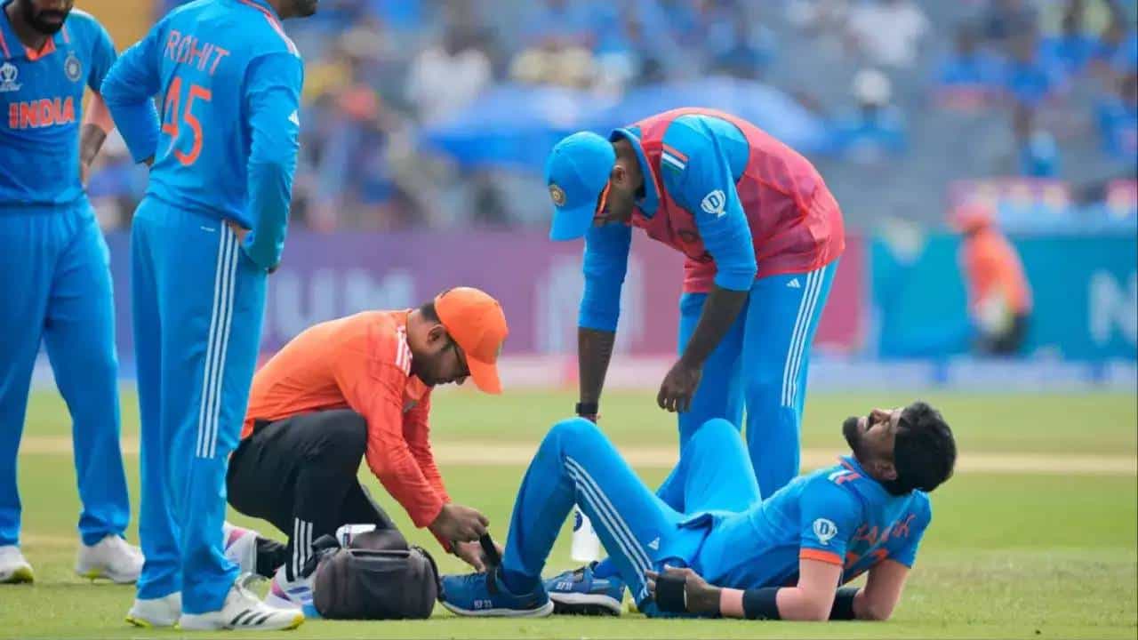 टीम इंडियाचा स्टार खेळाडू हार्दिक पंड्या आता मैदानात कमबॅक करत आहे. वन डे वर्ल्ड कपमधील दुखापतीनंतर प्रथमच पंड्या मैदानावर दिसला. पंड्या क्रिकेटच्या मैदानापासून लांब असला तरी तो कोणत्या ना कोणत्या कारणामुळे चर्चेत असलेला पाहायला मिळतो.