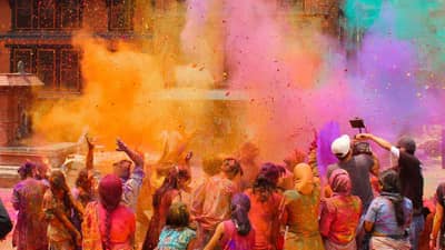Holi 2024 : या वर्षी किती तारखेला साजरी होणार होळी? मुहूर्त आणि पूजा विधी