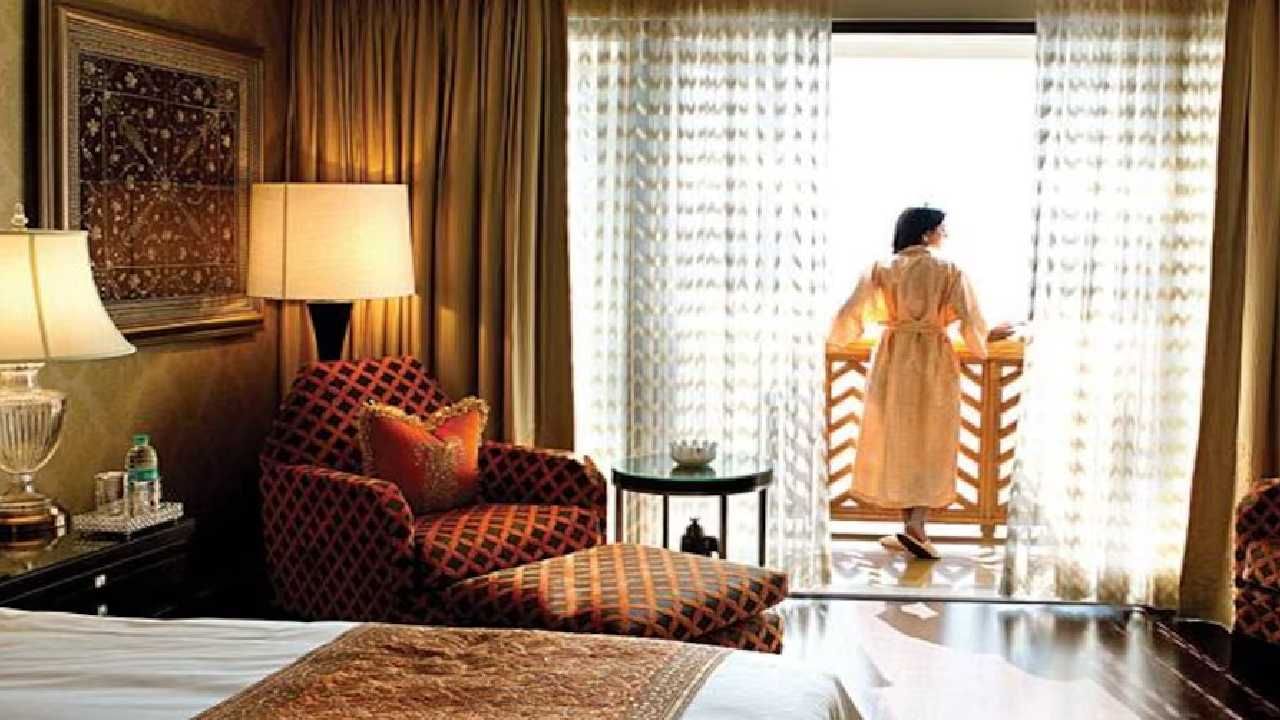 एक महिला दिल्लीतील अलिशान हॉटेलमध्ये गेली. 15 दिवस तिथे राहिली, पण तिच्या खिशात पैसे नव्हते. तरी तिने या हॉटेलचं बिल दिलं. या घटनेची राजधानी दिल्लीसह देशात जोरदार चर्चा आहे. 