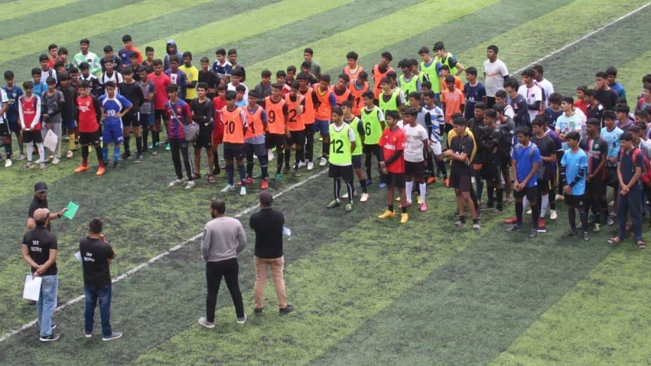 गेल्या आठ महिन्यांपासून भारत आणि यूएईतील शहरं आणि गावांमध्ये फुटबॉलसाठी चाचणी घेण्यात आल्या. त्यानंतर आता इंडिया फुटबॉल खेलो सिझन 3 साठी काही निवडक खेळाडू सज्ज झाले आहेत. 4 फेब्रुवारी रोजी अहमदाबाद येथील EKA अरेना येथे ब्लॉकबस्टर ग्रँड फिनाले होणार आहे. या स्पर्धेशाठी 13 ते 17 वयोगटातील 150 खेळाडूंची निवड करण्यात आली आहे. देशातील आतापर्यंतची सर्वात मोठी फुटबॉल ट्रायल असून टॉप क्लब आणि अकादमींना आकर्षित करण्याचा उद्देश आहे.