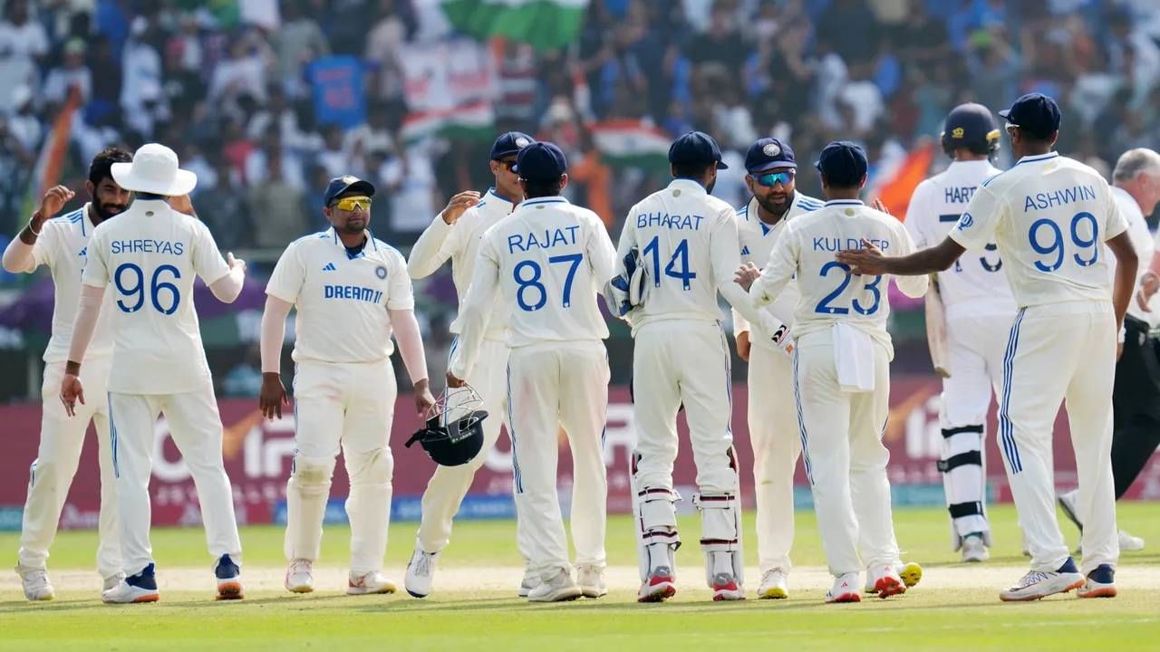 कसोटी मालिकेतील पहिला सामना हैदराबादमध्ये झाला आणि भारताने गमवला. विशाखापट्टणम येथील दुसऱ्या कसोटी सामन्यात टीम इंडियाने कमबॅक केलं. तिसरा कसोटी सामना राजकोटमध्ये, चौथा कसोटी सामना रांचीमध्ये तर पाचवा कसोटी सामना धर्मशाळा येथे खेळवली जाईल.
